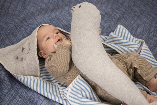 Babydecke mit Kapuze JUWEL “Robbe/Streifen” von David Fussenegger